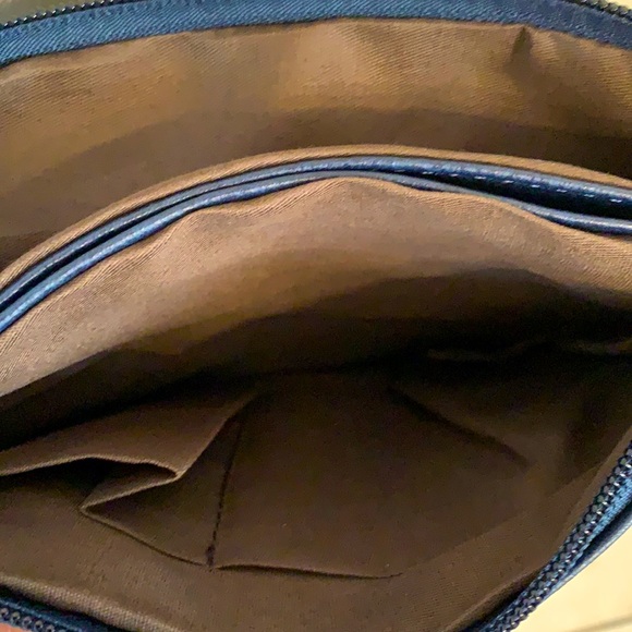 Elegant soft vegan leather crossbody/shoulder bag - Picture 4 of 8